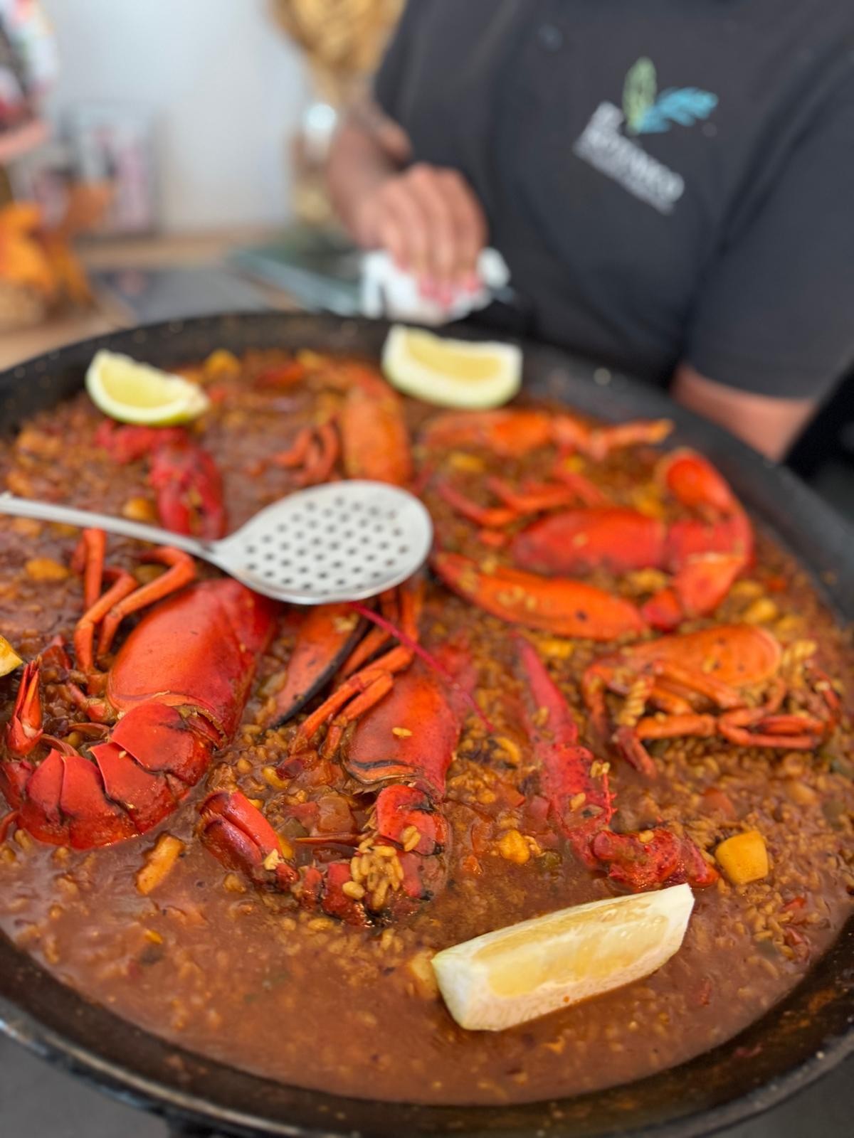 Paellera de arroz con bogavante en El Botánico de Ramón y Marisol