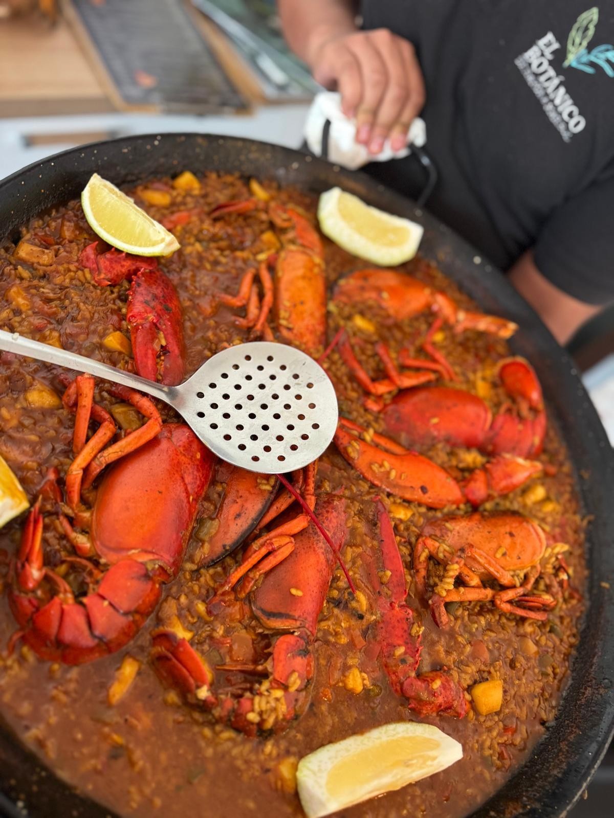 Arroz con bogavante y limón servido en El Botánico de Ramón y Marisol