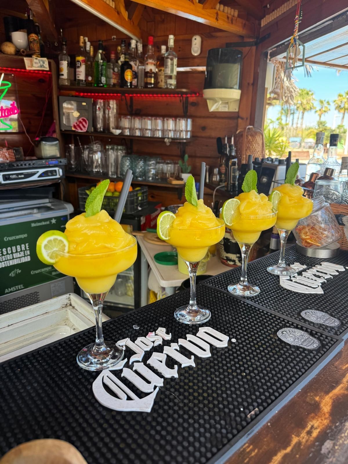 Copas de mango en la barra de El Cubano, El Botánico de Ramón y Marisol