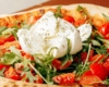 Pizza con burrata, tomate y rúcula en El Botánico de Ramón y Marisol