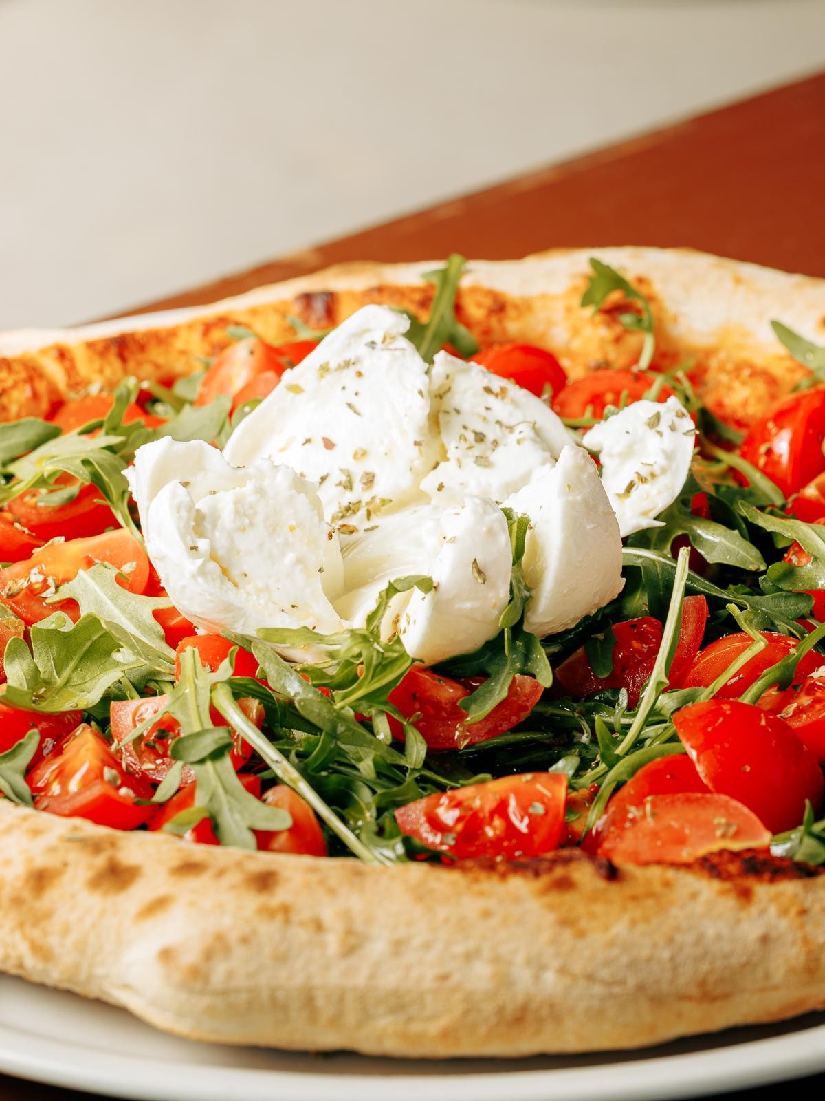 Pizza con burrata, tomate y rúcula en El Botánico de Ramón y Marisol