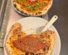 Pizza de burrata y calzone recién hechos en El Botánico de Ramón y Marisol