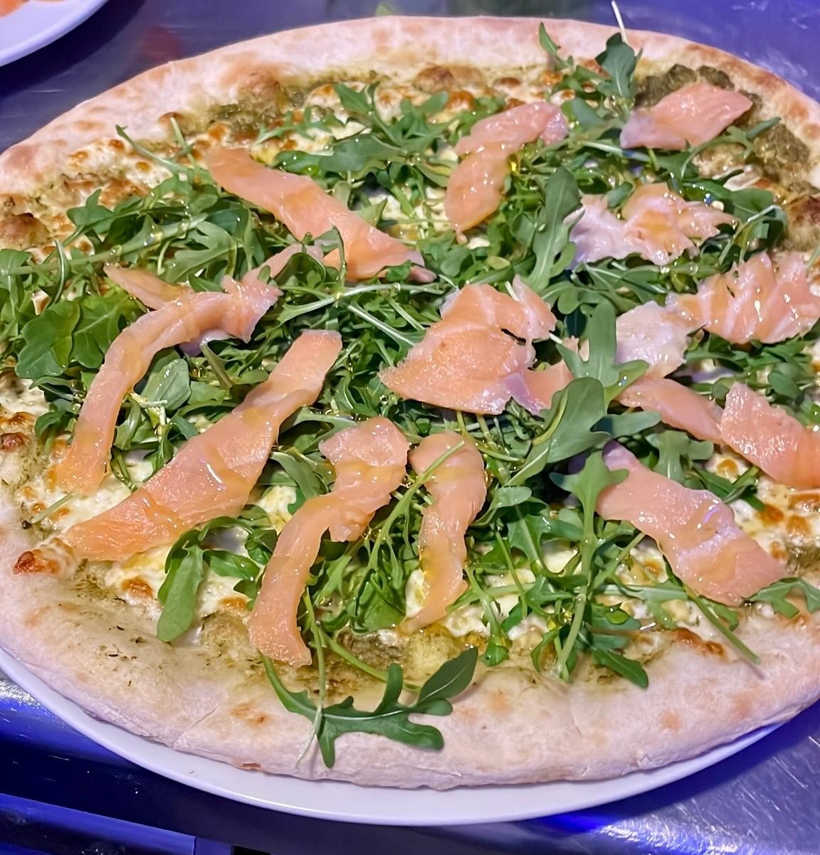 Pizza de salmón ahumado y rúcula en El Botánico de Ramón y Marisol