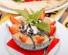 Postre casero con fresas, nata y chocolate en El Botánico de Ramón y Marisol
