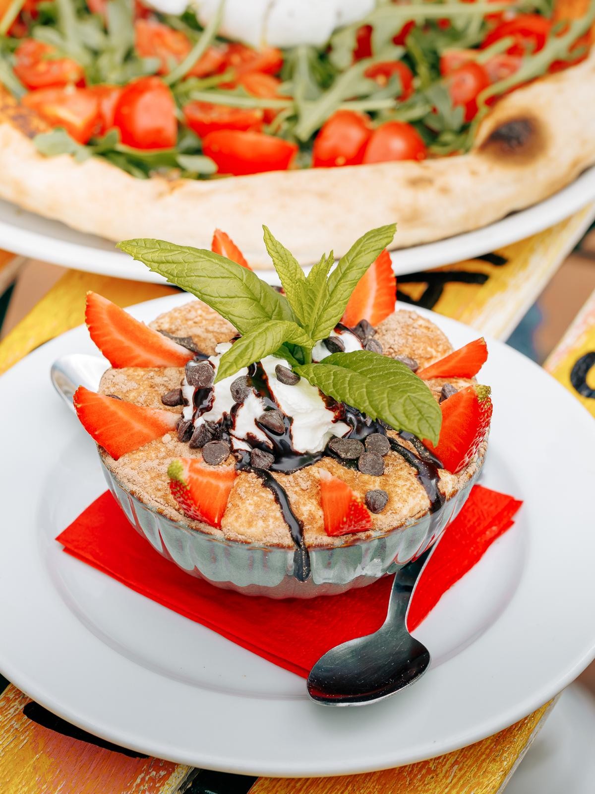 Postre casero con fresas, nata y chocolate en El Botánico de Ramón y Marisol